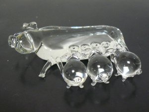 画像1: タイ製ガラス細工ミルクを飲む子豚達