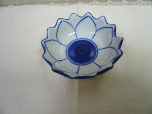 画像2:  青白陶器  花小皿 8cm