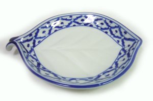 画像4:  青白陶器木の葉型皿18cm