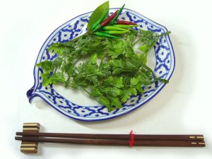 画像3:  青白陶器木の葉型皿18cm