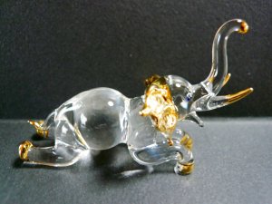 画像1: タイ製ガラス細工 腹ばい象