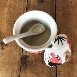 画像8: にわとり柄  調味料入れ(ピンク花・丸形)