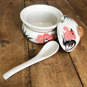 画像9: にわとり柄  調味料入れ(ピンク花・丸形)