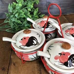 画像3: にわとり柄  調味料入れ(ピンク花・丸形)