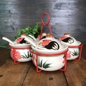 画像2: にわとり柄  調味料入れ(ピンク花・丸形)