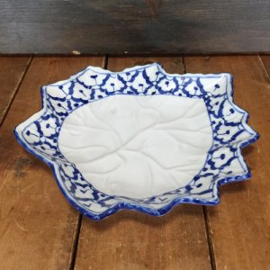 画像4:  青白陶器カエデ型中皿 