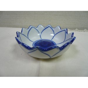 画像:  青白陶器  花小皿  　8cm