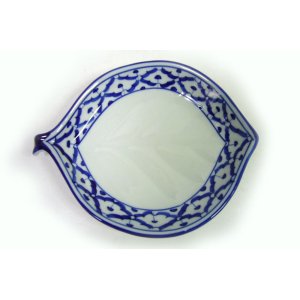 画像:  青白陶器木の葉型皿18cm