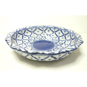 画像:  青白陶器花型ギザ深皿24cm