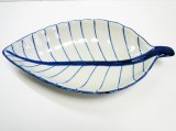 画像:  青白陶器リーフ 型皿29.5cm （中）