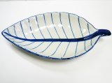 画像:  青白陶器リーフ 型皿29.5cm