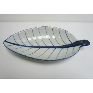 画像:  青白陶器リーフ 型皿24.5cm