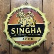 画像1: 【SINGHAビール（辛子色）】【ブリキ看板24cm】【ボトルキャップ型】アンティーク　レトロ