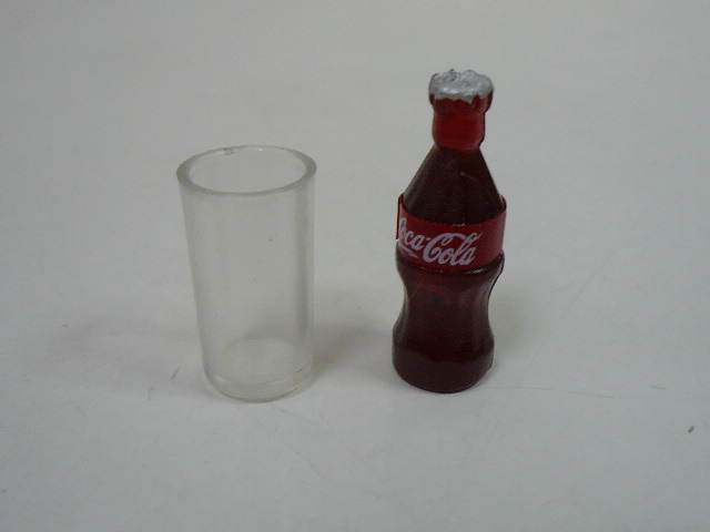 画像3: コーラとコップ　