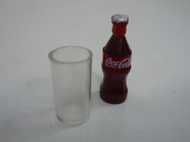 画像4: コーラとコップ　