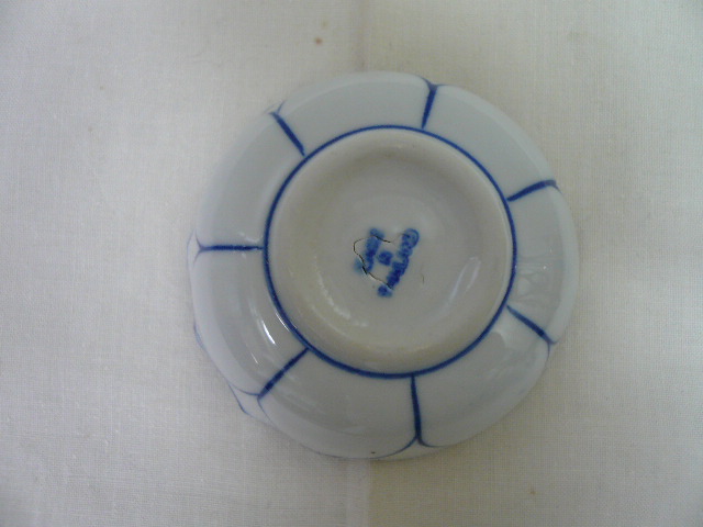 画像:  青白陶器  花小皿  　8cm