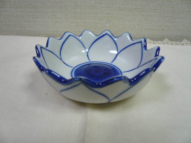画像1:  青白陶器  花小皿  　8cm