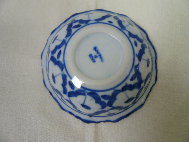 画像:  青白陶器 花形ギザ小皿11cm 