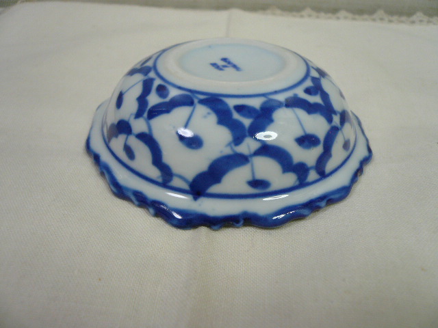 画像:  青白陶器 花形ギザ小皿11cm 