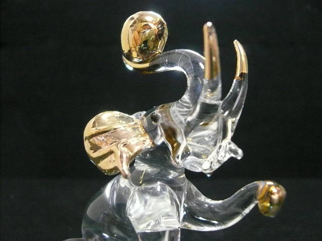 画像: タイ製ガラス細工 玉上げ座象
