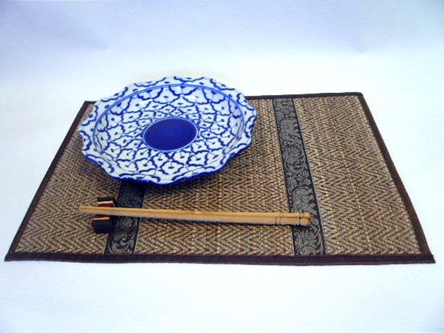 画像:  青白陶器 花型ギザ23cm