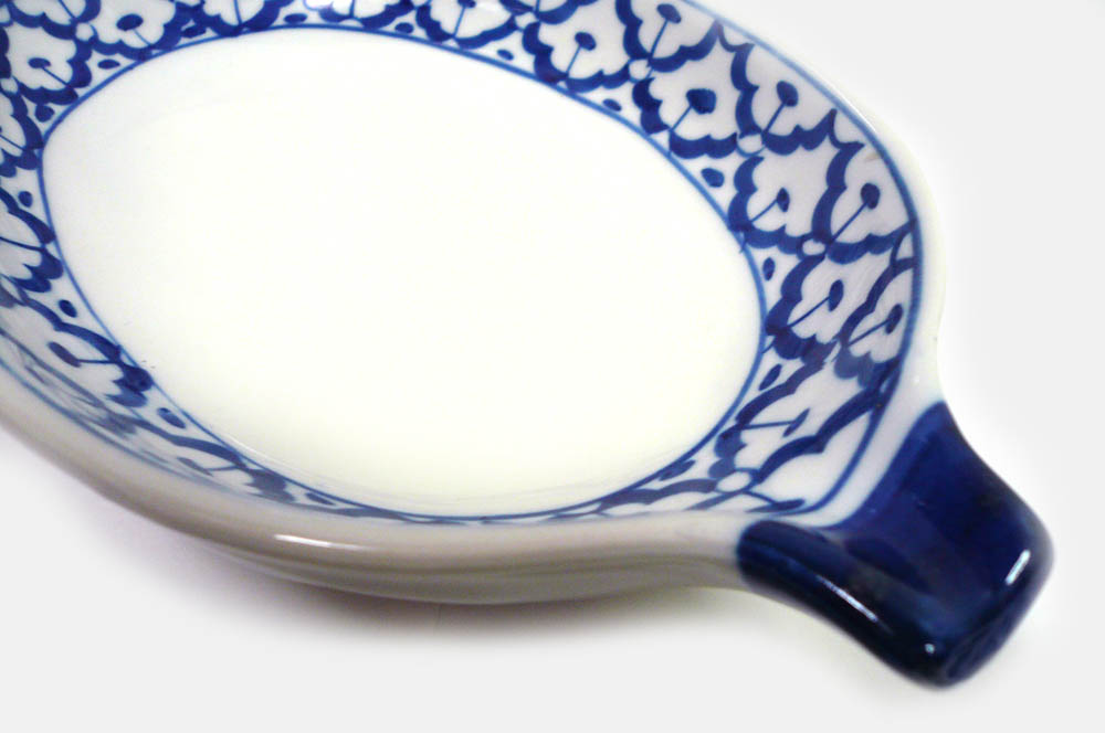 画像:  青白陶器 マンゴー型皿20cm