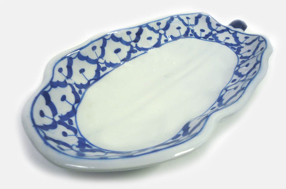 画像:  青白陶器 パパイア型皿22cm