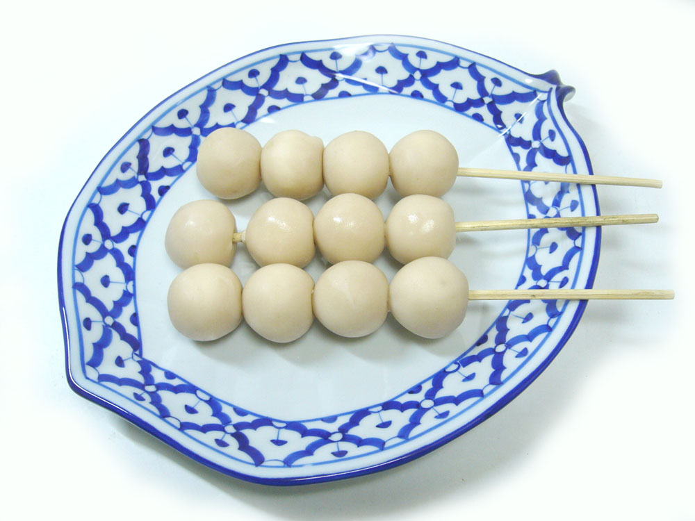 画像:  青白陶器木の葉型皿18cm