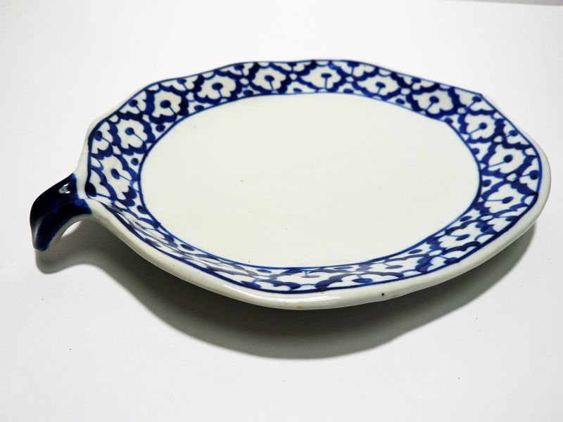画像:  青白陶器木の葉型皿24cm