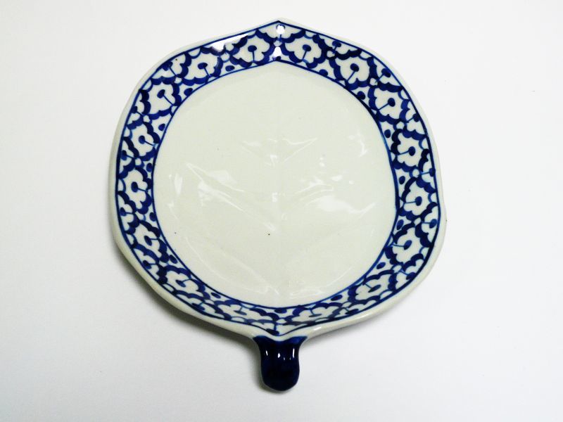 画像:  青白陶器木の葉型皿24cm