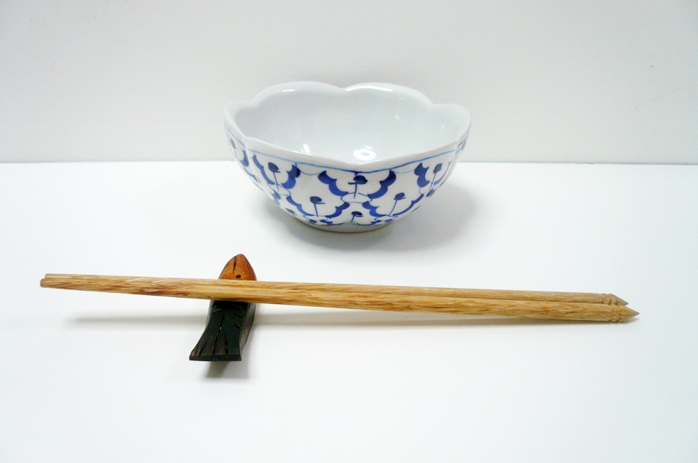 画像: 青白陶器  丸花ボール皿13cm　