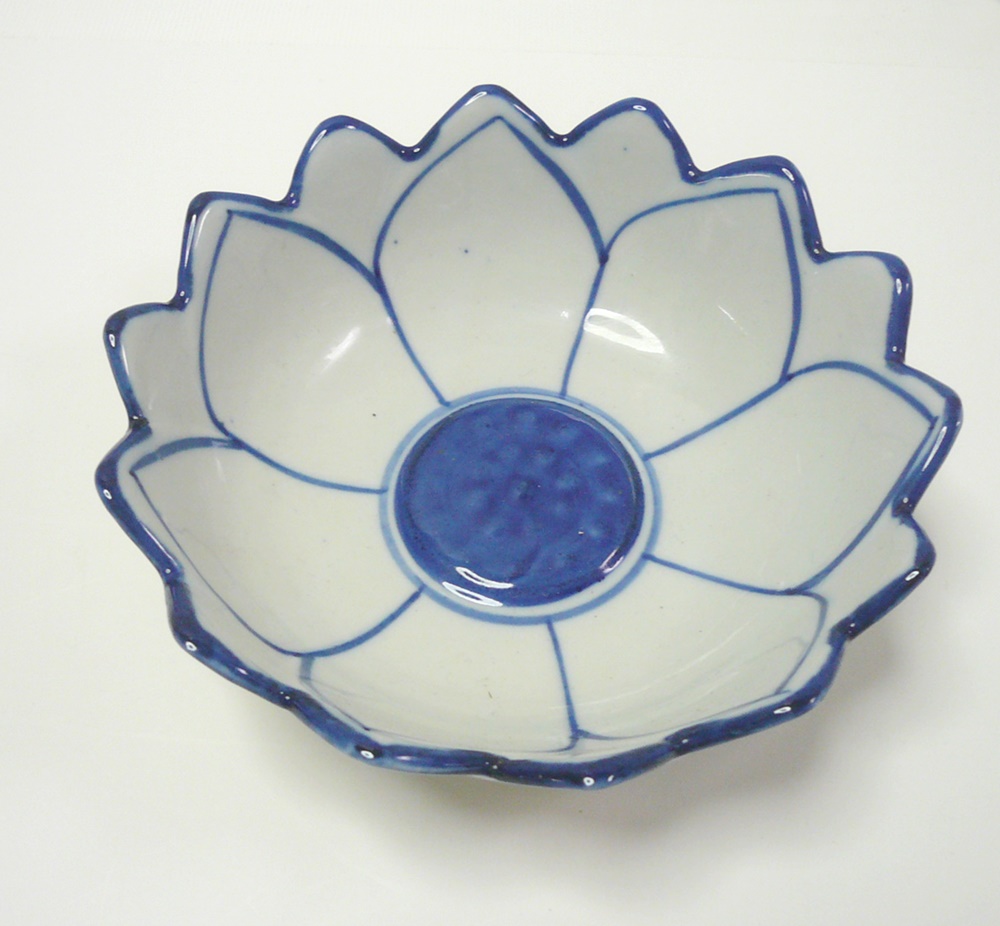 画像2: 青白陶器  花型ボール皿14cm 