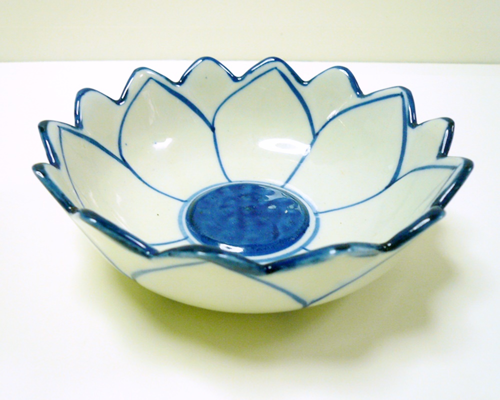 画像1: 青白陶器  花型ボール皿14cm 