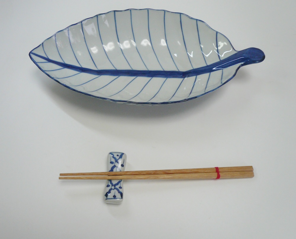 画像:  青白陶器リーフ 型皿34cm 