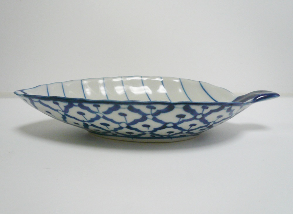 画像2:  青白陶器リーフ 型皿24.5cm