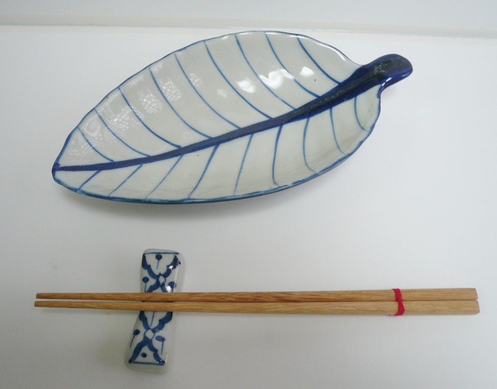 画像:  青白陶器リーフ 型皿24.5cm （小）