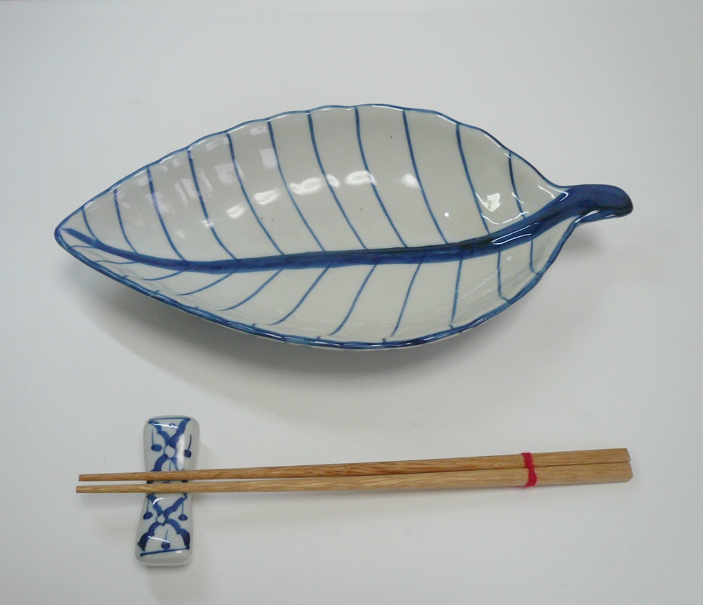 画像:  青白陶器リーフ 型皿29.5cm （中）