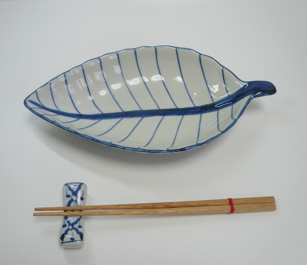 画像:  青白陶器リーフ 型皿29.5cm