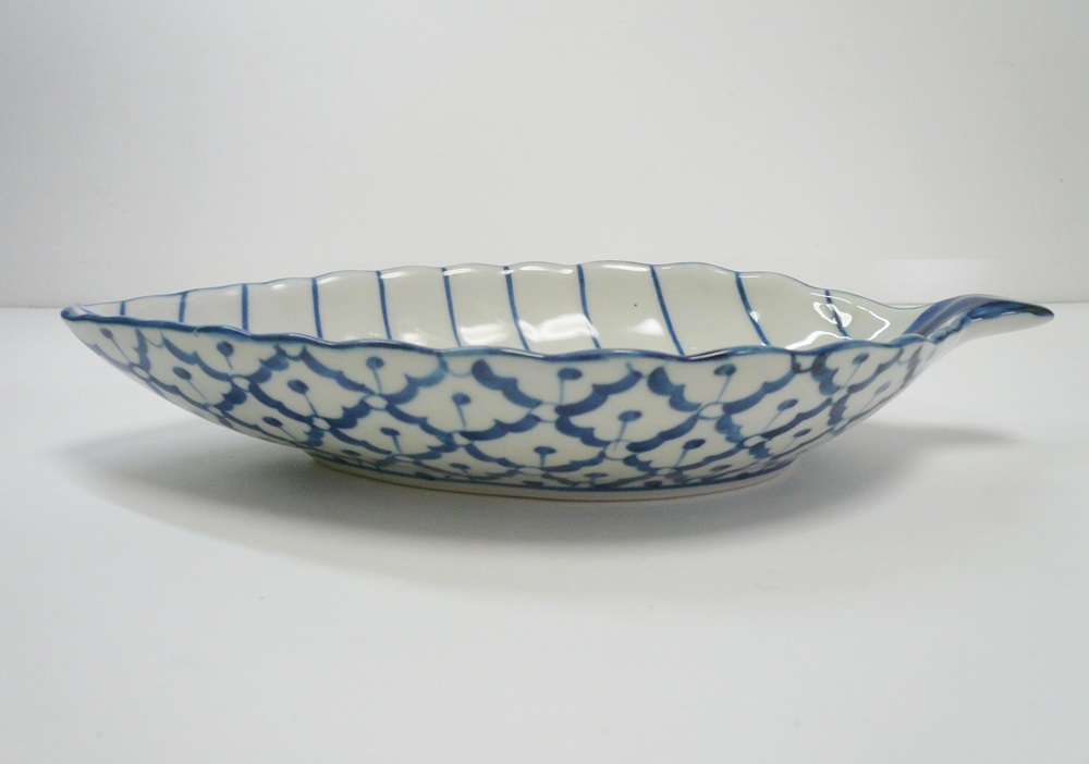画像4:  青白陶器リーフ 型皿29.5cm （中）