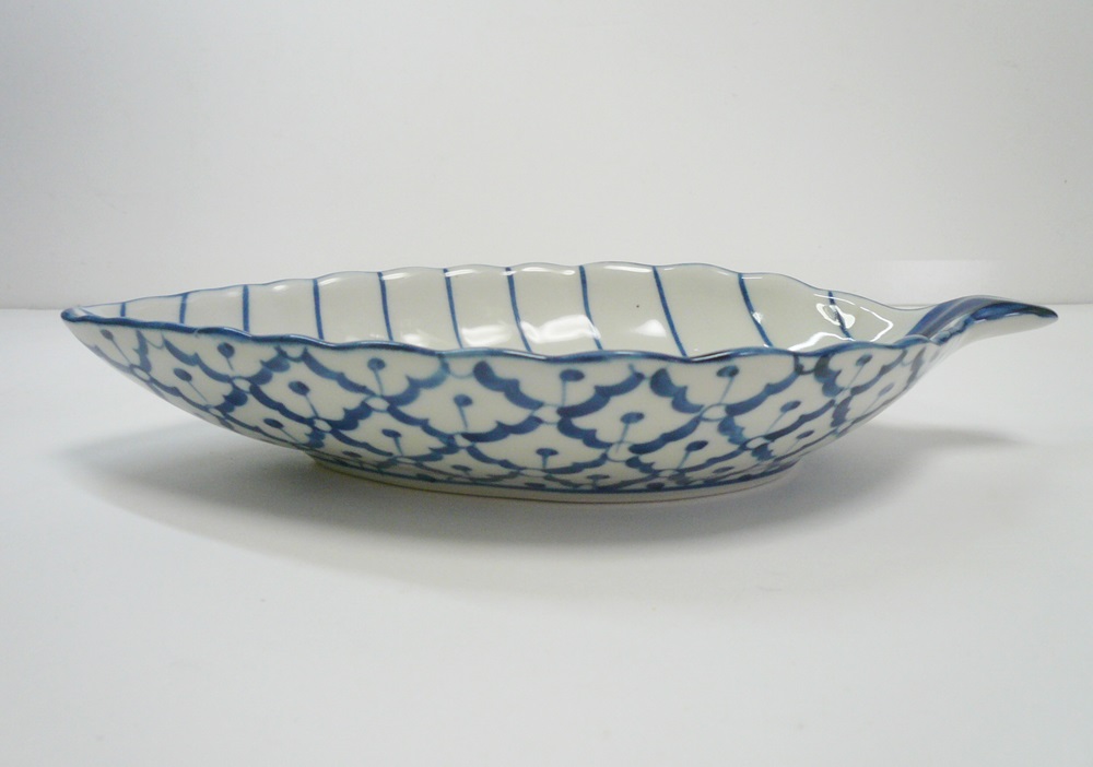 画像4:  青白陶器リーフ 型皿29.5cm