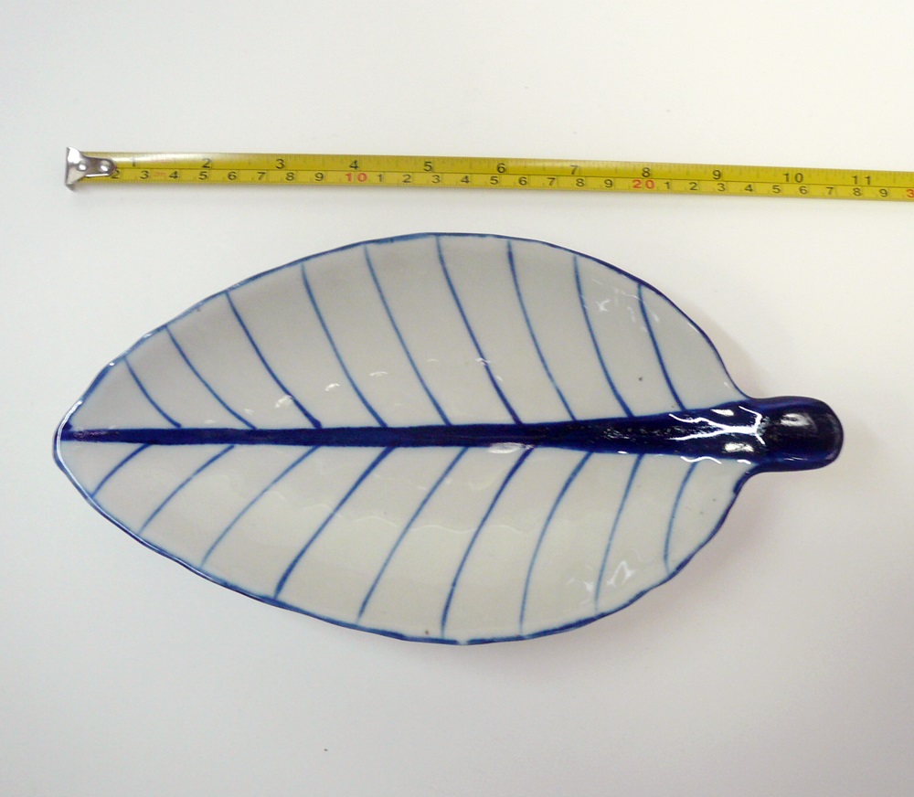 画像:  青白陶器リーフ 型皿24.5cm