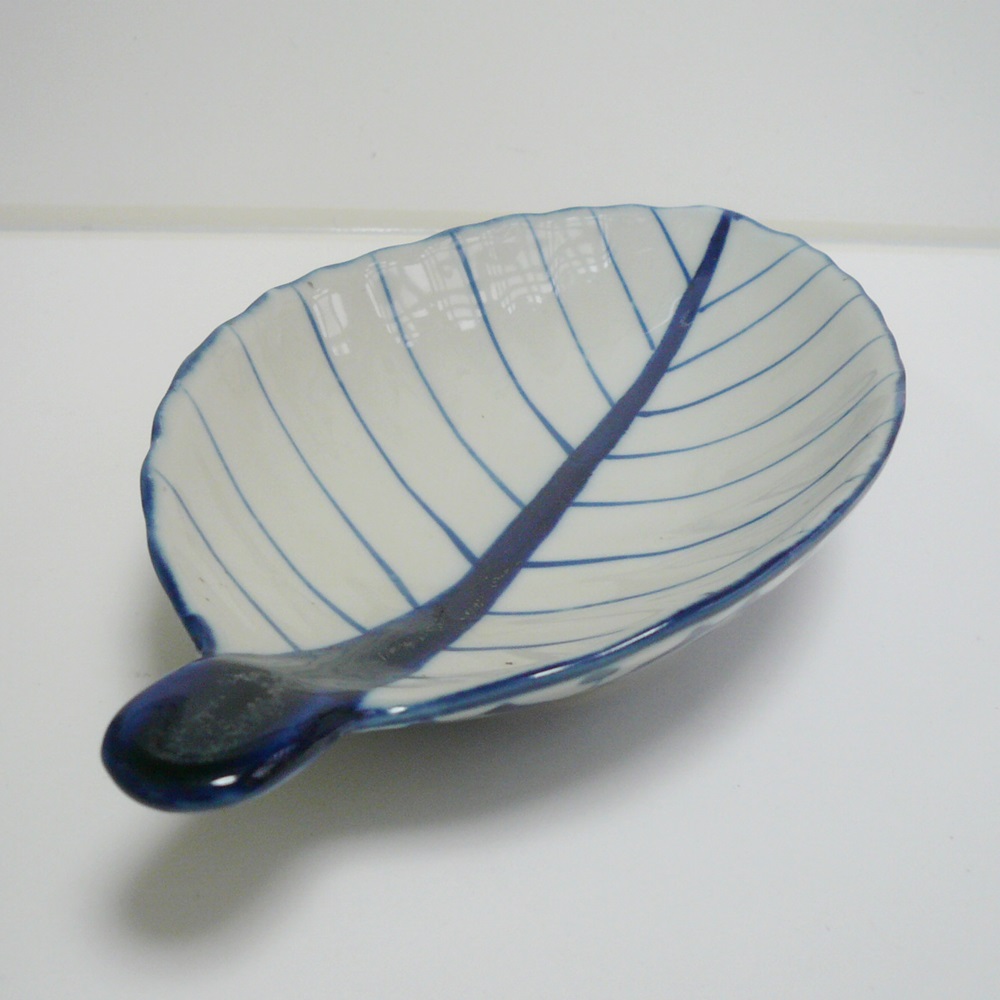 画像3:  青白陶器リーフ 型皿24.5cm （小）