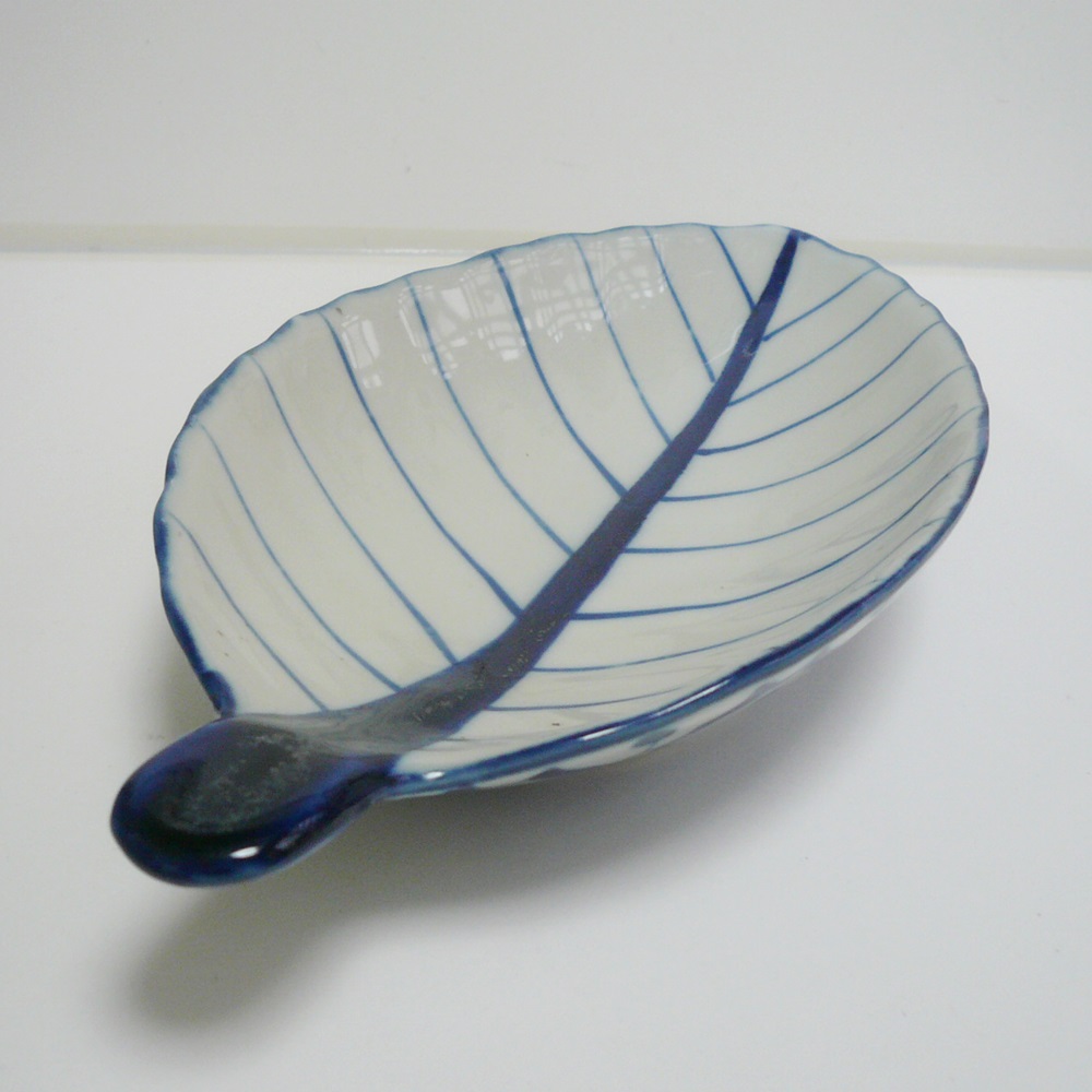 画像3:  青白陶器リーフ 型皿24.5cm