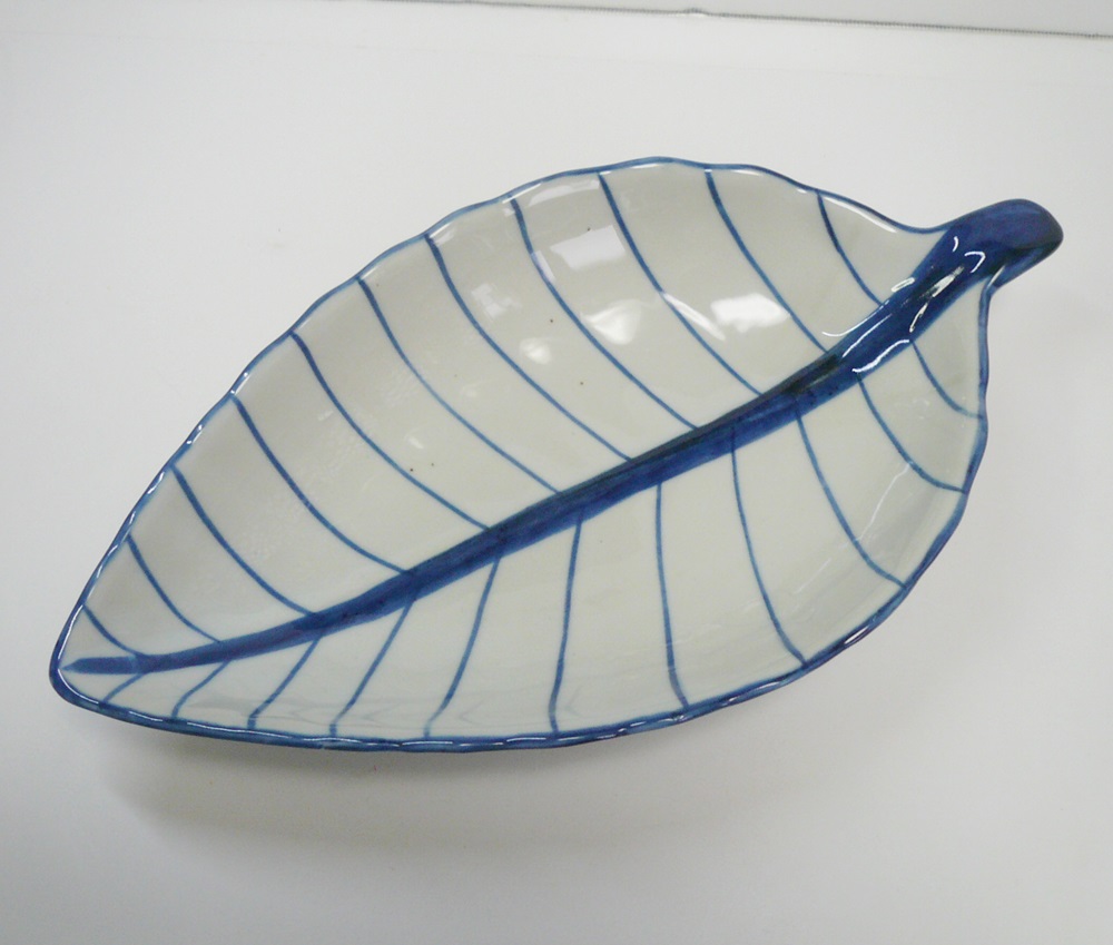 画像2:  青白陶器リーフ 型皿29.5cm （中）