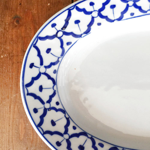 画像:  青白楕円皿(薄皿)26.5cm 