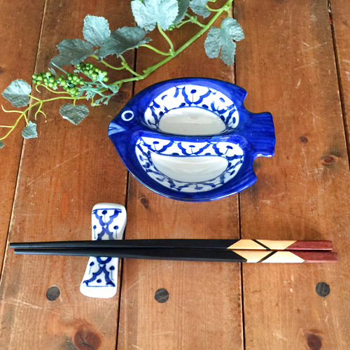 画像:  青白２口魚型小皿 