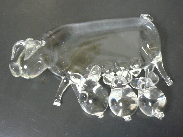 画像: タイ製ガラス細工ミルクを飲む子豚達